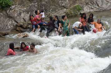 picnic spots in udaipur, monsoon rain in udaipur, udaipur weather संडे बना फन डे, मौसम का लुत्फ लेने पिकनिक स्पॉट्स पर रही भीड़