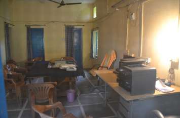 Electrical equipment use unnecessarily in government offices जब सरकारी विभाग ही बेपरवाह तो फिर कौन करेगा परवाह... छुट्टी के दिन भी सरकारी दफ्तरों में बेवजह चलते रहे विद्युत उपकरण
