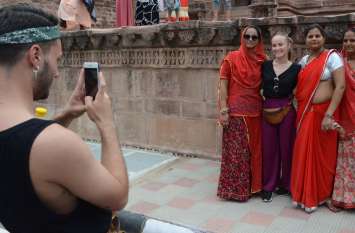 pic of foreigner woman with indian women खींच मेरी फोटो पिया...देखो, हम एक सी हैं ना