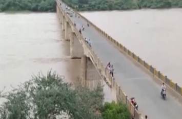 flood in river etawah इटावा नें जल स्तर बढ़ा, देखें वीडियो