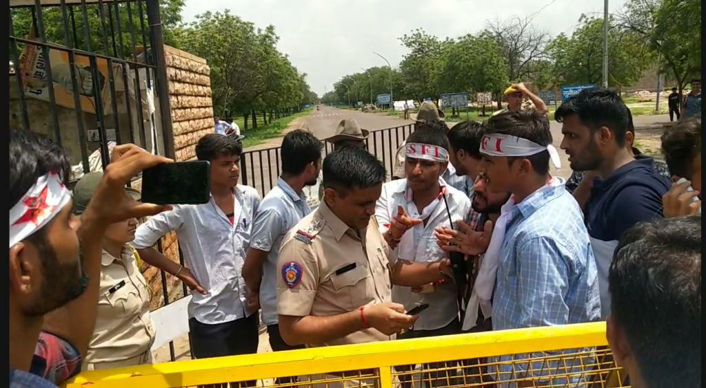 JNVU: Student union election कक्षा में प्रचार से रोका, न्यू कैंपस गेट बंद किया