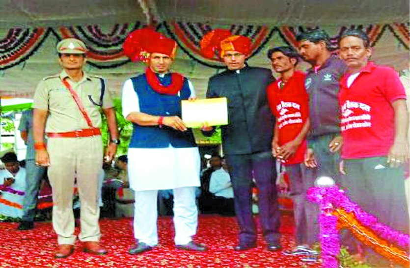 Social Pride: These are real heroes, don't even care about their live सोशल प्राइड: ये हैं असली हीरो, अपनी जान की परवाह भी नहीं करते