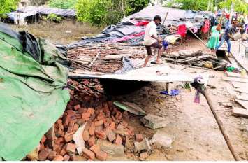 Kaithoon Flood : House-crops destroyed in Flood, Destruction in kota कैथून बाढ़ : भूख से जंग लड़ रहा 900 से ज्यादा परिवार, दो वक्त की रोटी का इंतजाम भी मुश्किल, हर तरफ बर्बादी के निशां