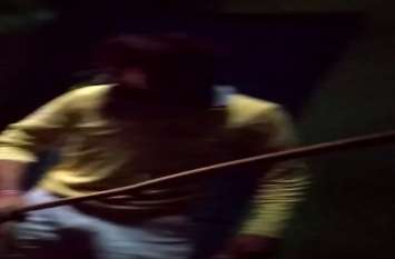 son beat mother with sticks video viral बड़े बेटे ने बूढी मां को पीटा लाठी डंडों से, छोटे बेटे ने वीडियो कर दिया सोशल मीडिया पर वायरल