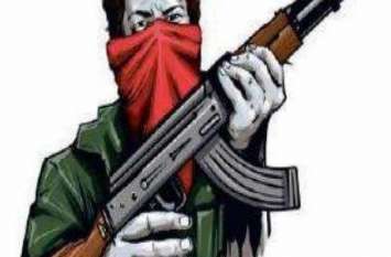 11 laks 4 Hardcore bounty Naxalite surrender for rehabilitation policy 11 लाख के इनामी नक्सलियों में सेक्शन कमांडर उसकी पत्नी सहित 4 ने पुलिस के सामने डाले अपने हथियार
