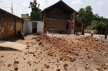 wall collapsed in MLB School, students and teachers safe जगदलपुर के एमएलबी स्कूल की गिरी दीवार, छात्राओं व शिक्षकों में मचा हडक़ंप