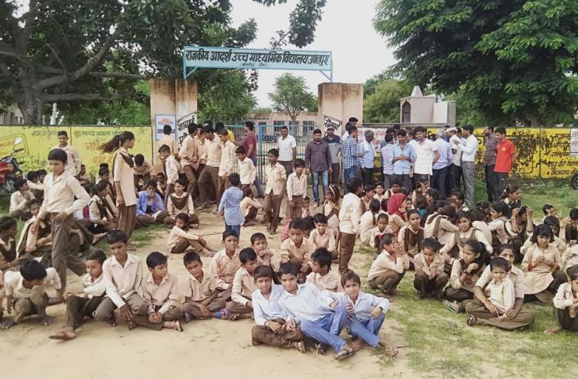school अजब फरमान: भूगोल पढ़ाकर, अंग्रेजी की परीक्षा लेने पर आमादा शिक्षा विभाग