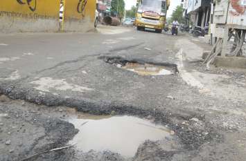 Smart city in ajmer : Death pits on the roads Smart city in ajmer : सड़कों पर मौत के गड्ढे