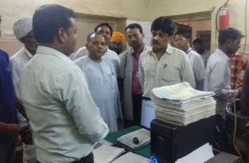 ADM conducted surprise inspection of the hospital एडीएम ने चिकित्सालय का किया औचक निरीक्षण