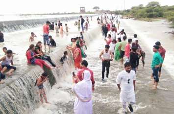 neemuch parytan news नीमच जिले की सबसे खुबसूरत इन वादियोंं में रमे जिलेवासी