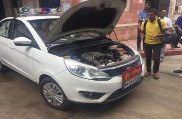 Snake out of Superintendent of Police's car, caused chaos VIDEO : पुलिस अधीक्षक की गाड़ी से निकला सांप, मची अफरा-तफरी