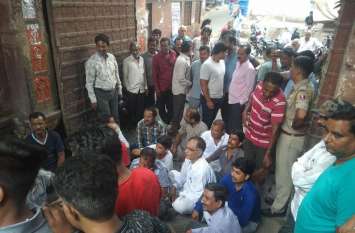 chandpole area people protested in jodhpur सडक़-सीवरेज की समस्याओं पर फूटा चांदपोल निवासियों का गुस्सा, रास्ता जाम कर जताया रोष