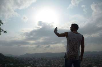 World Photography day aaj : gulaabee nagaree mein naahar gadh kee pahaadee se mobail ke yug mein badhate krej ko kaid kiya. वर्ल्ड फोटोग्राफी डे आज : गुलाबी नगरी में नाहर गढ़ की पहाड़ी से मोबाइल के युग में बढ़ते क्रेज को कैद किया।