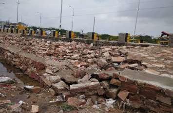 Poor construction of pitching work घटिया निर्माण की खुली कलई! जोजरी नदी की चादर ने रपट की पिचिंग को उधेड़ा