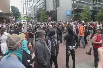Violent clash between rightists and their opponents in Portland VIDEO: पोर्टलैंड में दक्षिणपंथियों और उनके विरोधियों के बीच हिंसक झड़प, 13 गिरफ्तार