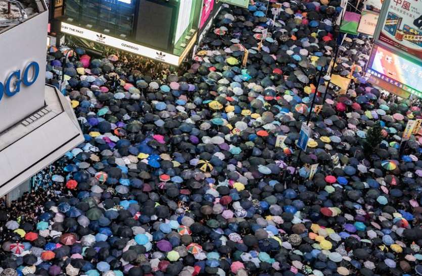 Hong Kong Protest चीन की धमकी के बाद भी हांगकांग में विरोध-प्रदर्शन जारी, काले कपड़े में जुटे लाखों लोग