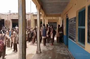 Heavy rain in Pali: Soil freeze in school राजस्थान : चौथे दिन खुले स्कूल, ये हालत देख कमरों में नहीं बैठ पाई छात्राएं