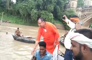 Bjp Mla ratnakar Mishra in ganga river without Life Jacket गंगा की उफनती लहरों पर बिना लाइफ जैकेट के उतरे बीजेपी विधायक, लोगों की जान भी जोखिम में डाला