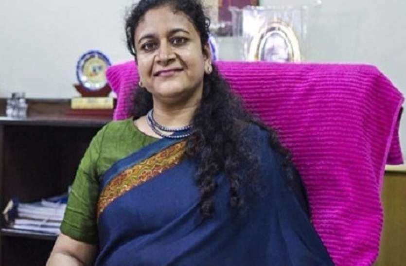 ritu maheshwari नोएडा में टूटी मिली सड़क तो इस तेजतर्रार आईएएस ने दो इंजीनियरों समेत सात को नौकरी से निकाला