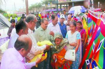 Sarees distributed to women in presence of BJP MLA भाजपा विधायक की मौजूदगी में महिलाओं को बांटी साडि़यां