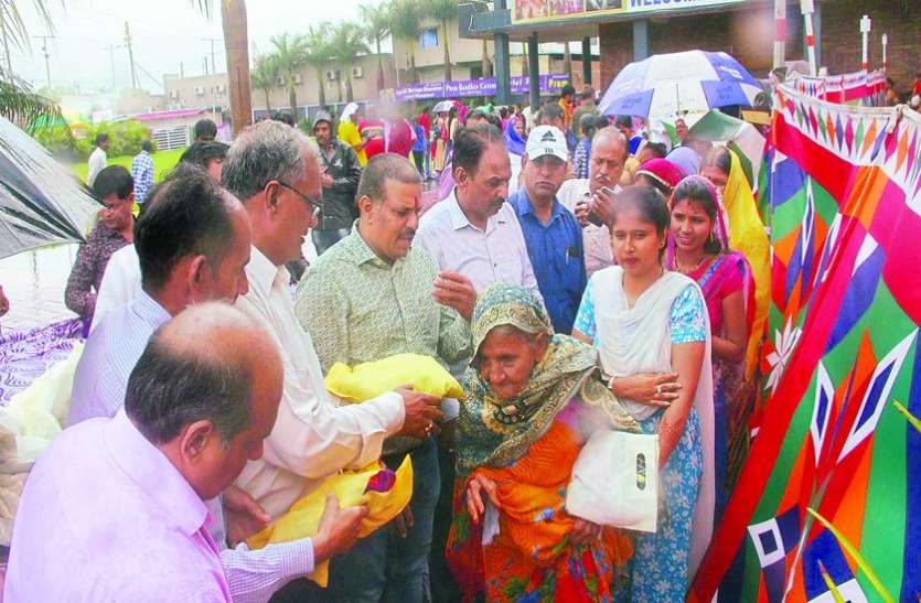 bjp mla mahendra hardiya भाजपा विधायक की मौजूदगी में महिलाओं को बांटी साडि़यां