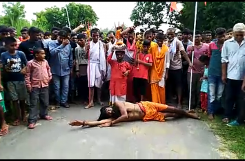A saint in VVIP district did this for the long life of the Prime Minis वीवीआईपी जिले में एक संत ने प्रधानमंत्री की लंबी उम्र के लिए और अनुच्छेद 370 के लिए किया यह काम