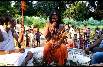 Rae Bareli, for the welfare of the country, this saint revolved around रायबरेली में इस संत ने देश के कल्याण के लिए 8 किलोमीटर लेट कर गंगा के किनारे के गांव की परिक्रमा, देखें पूरा वीडियो