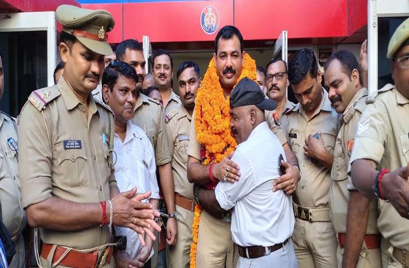 SO Sanjay Tripathi थानाध्यक्ष के काम की मुरीद थी जनता, हुआ तबादला तो लिपट कर रो पड़े लोग