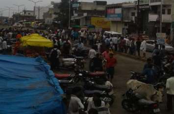 Sand dumper crushed bike rider, died on the spot रेत से भरे डंपर ने बाइक सवार को कुचला, मौके पर ही मौत