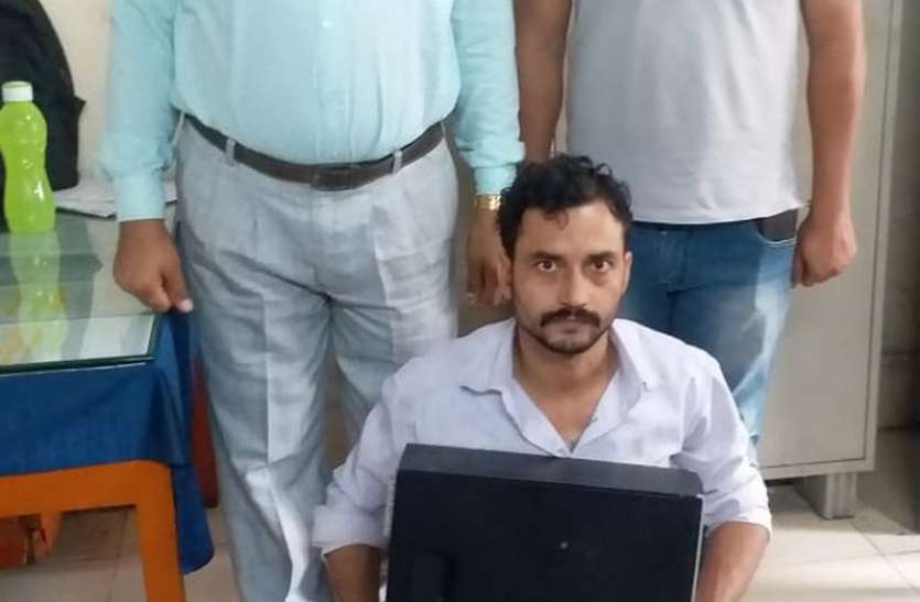 surat photo इ-टिकट एजेंट गिरफ्तार, दस हजार रुपए के टिकट जब्त