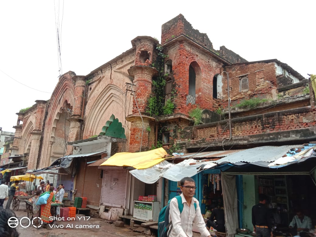 The bridge was ruined and more than half a dozen buildings were declar 10 भवनों को किया गया था डेड़, 7 को छोड़ ३ को तोड़ा गया