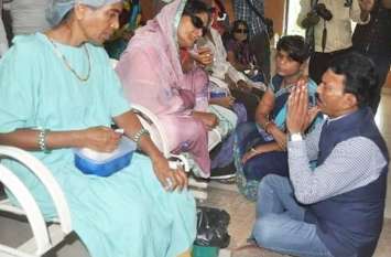 indore Eye Hospital: Health Minister Tulsi Silawat apologizes पीड़ितों को देख जमीन पर बैठे हेल्थ मिनिस्टर, हाथ जोड़कर मांगी माफी, कहा- क्षमा चाहता हूं