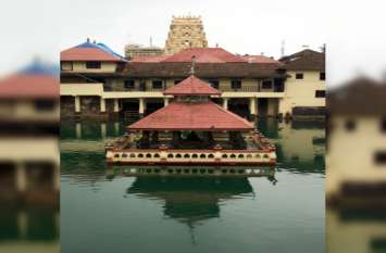 udupi krishna temple : devotees worship lord krishna from window यहां पर बाल-गोपाल का दर्शन कृष्ण भक्त खिड़की से करते हैं, जानें क्यों