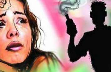 husband brutally beaten wife and forcefully drink acid toilet cleaner विवाहिता को बेरहमी से पीटा फिर पिलाया तेजाब, हालत नाजुक, जानिए पूरा मामला!
