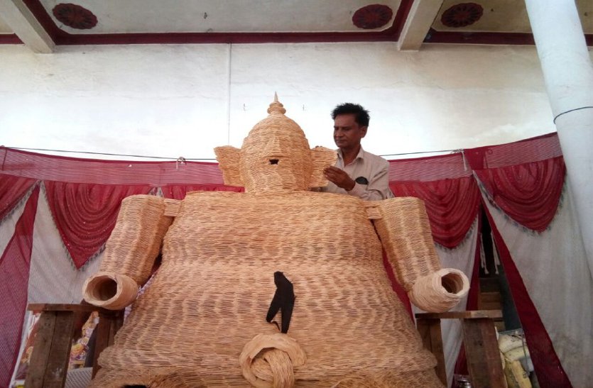 Eco-friendly statue made of wooden spoons video: तीन लाख लकड़ी की चम्मच से बन रही ईको फ्रेंडली गणेश प्रतिमा, साहू समाज मंदिर होगी स्थापना