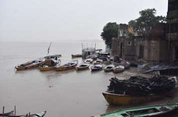 Rapid rise in Ganga water level in BanarasClose to danger mark बनारस में गंगा खतरे के निशान के करीब, बढीं दुश्वारियां