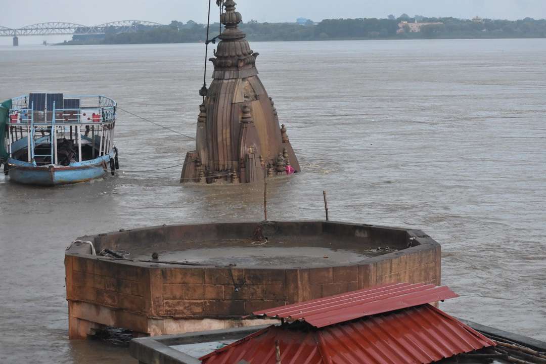 गंगा में डूबा मंदिर