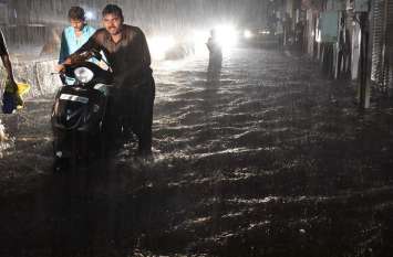 Tremendous waterlogging in PM constituency in first rains पहली ही बारिश में ही PM मौदी के संसदीय क्षेत्र का हो गया ये हाल, देखिए तस्वीरों में...