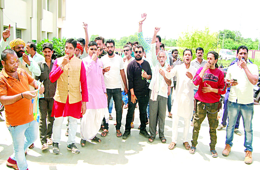 The whistle rang in the collectorate then the administration woke up कलेक्ट्रेट में बजाई सीटी तब जागा प्रशासन, महंत की भूख हड़ताल समाप्त कराई, गायों के लिए चरनोई भूमि की चिह्नित