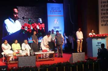 Rajiv Gandhi Birth Anniversary kamal nath pay tribute Rajiv Gandhi Birth Anniversary : मुख्यमंत्री कमलनाथ ने दी श्रद्धांजलि, छात्र-छात्राओं से किया संवाद