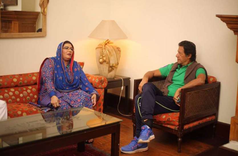 Imran Khan with Firdous UNSC में करारी हार के बाद भी पाकिस्तान के मंत्री का कश्मीर राग, कहा-हर मंच पर उठाएंगे आवाज