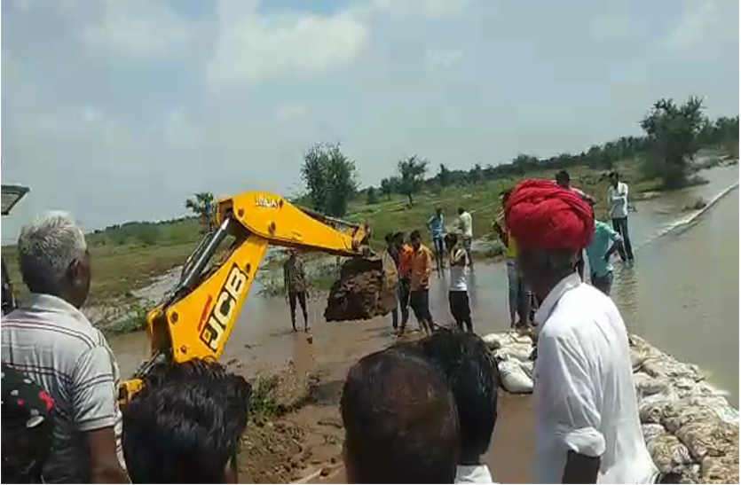 Fury due to breaking of sheet of Arvad dam in Bhilwara अरवड़ बांध की चादर टूटने से रोष, लोग बचाव कार्य में जुटे