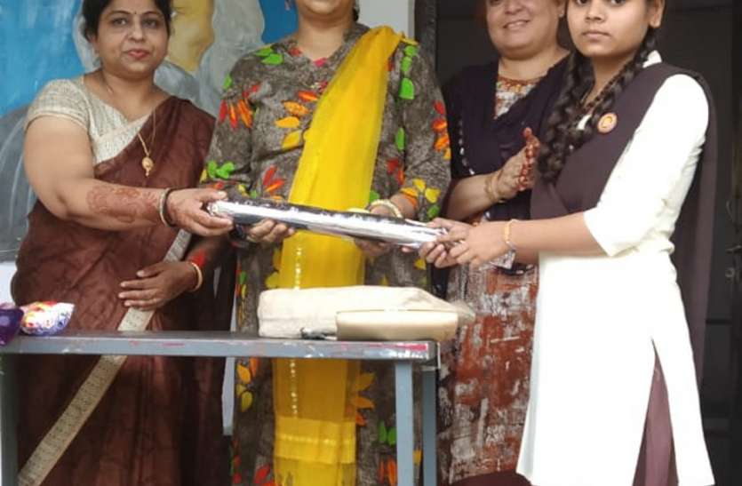 Rakhi-Henna competition in excellent school उत्कृष्ट विद्यालय में राखी-मेंहदी प्रतियोगिता