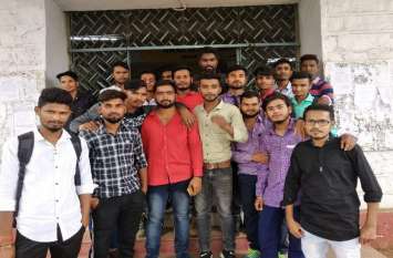EVM remains in college even after election results कॉलेज में रखी हुई है ईवीएम, छात्रों ने मचाया हंगामा, जानिए क्या है पूरा मामला