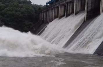 Rajasthan's Jhalawar Bhimsagar Dam Gates Open after Overflow राजस्थान के इस बांध का फिर बजा सायरन, पानी की आवक को देखते हुए 3 फिट तक खोलने पड़े गेट