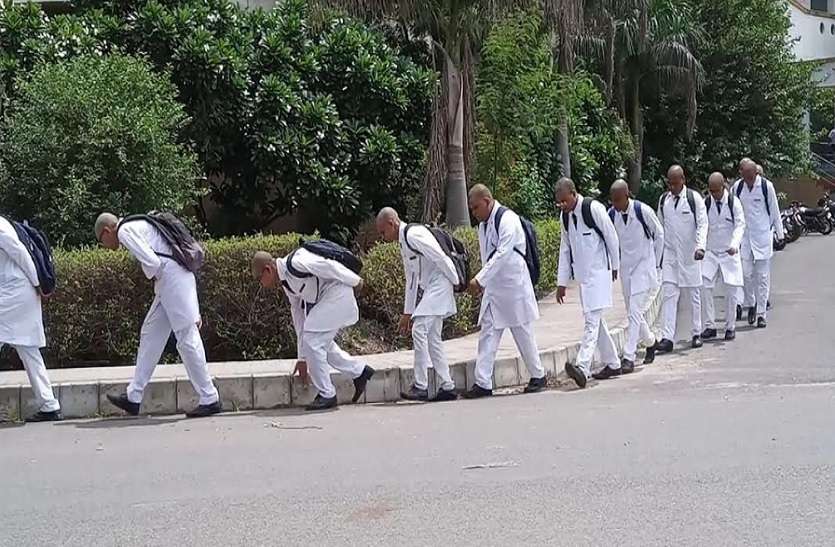 Ragging with Junior Students in Saifai Medical College सैफई मेडिकल कॉलेज में रैगिंग, सिर मुंडवाकर कराया सलाम, कुलपति ने रैगिंग को बताया संस्कार