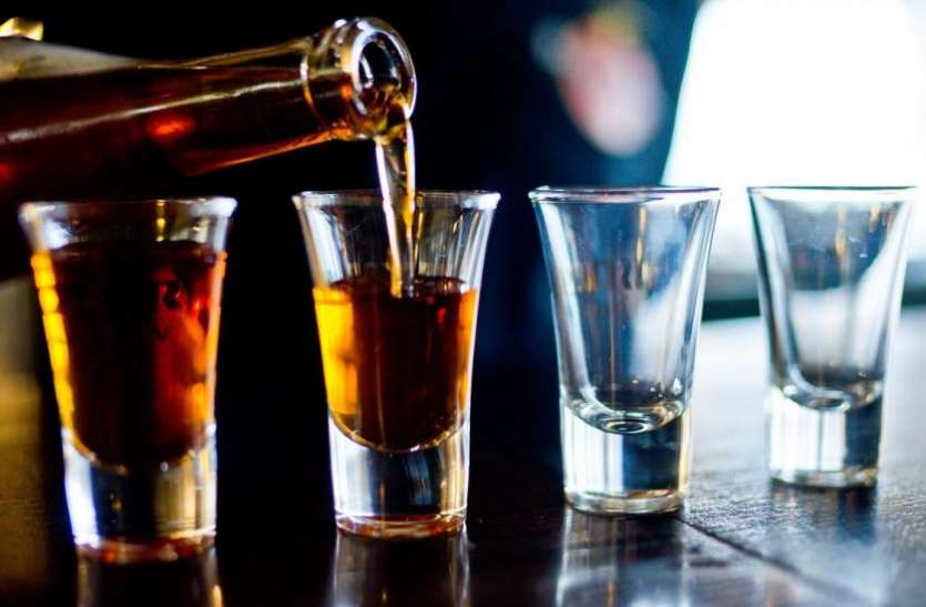 Liquor smuggling in lockdown in Katni शहर से लेकर ग्रामीण क्षेत्र में दुकानें सील होने के बाद भी जमकर बिक रही देशी व अंग्रेजी शराब