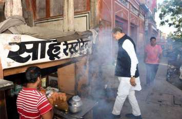 Chief Minister Ashok Gehlot enjoying tea at Sahu restaurant loc मुख्यमंत्री अशोक गहलोत ने चौड़ा रास्ता स्थित साहू रेस्टोरेंट पर लिया चाय का लुत्फ़ देखे तस्वीरें
