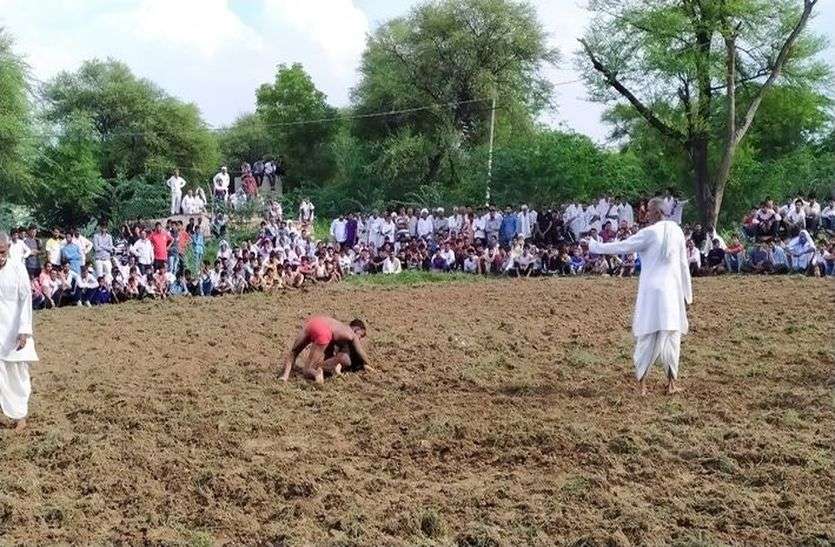 karauli दंगल में पहलवानों ने दाव पेंचो से किया रोमांचित