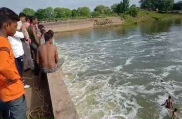 Two friends died due to drowning in river picnic raipur पिकनिक मनाने गए दो दोस्तों की नदी में डूबने से हुई मौत, 16 घंटे बाद भी नहीं निकाला जा सका युवक का शव